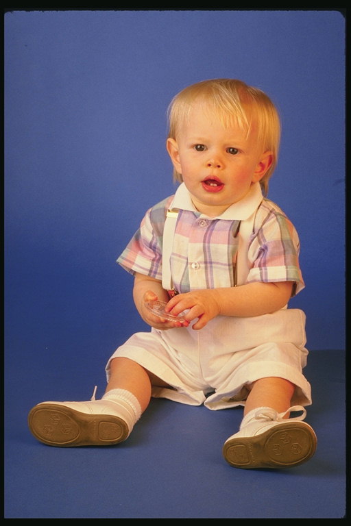 ขาว-หัวหน้าเด็กในเสื้อและกางเกงขาสั้น