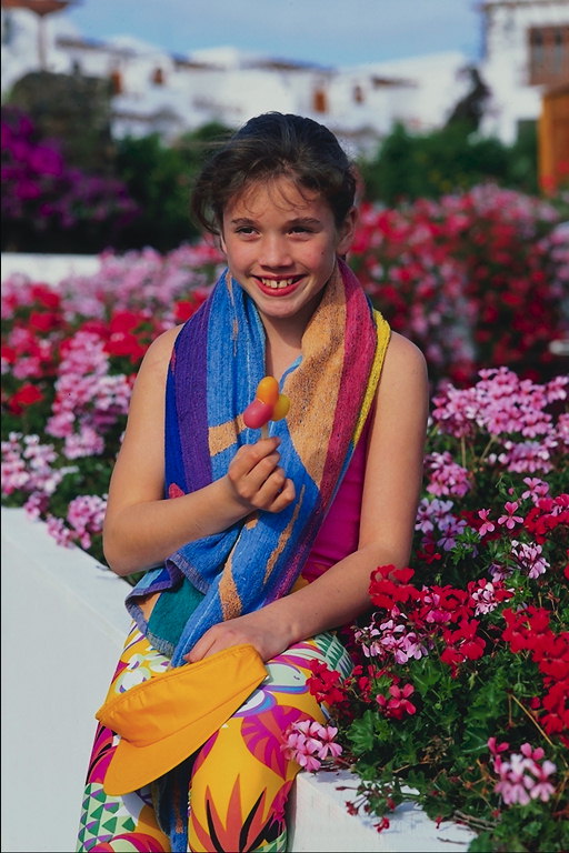 Mergaitė su rankšluostį aplink kaklo
