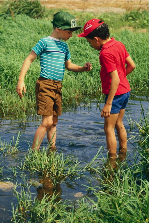 Twee jongens lopen over het water