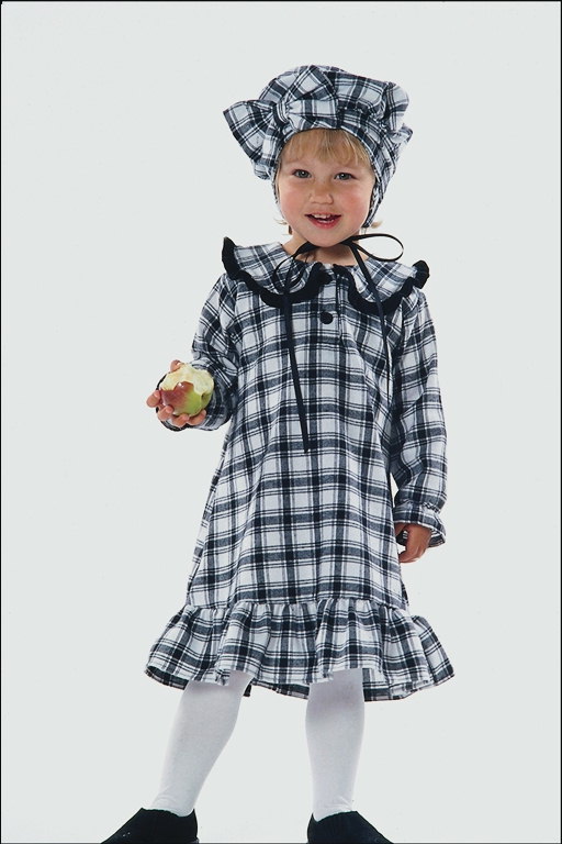 Noia en vestit a la caixa es menja una poma