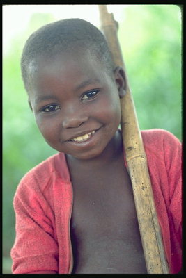Črni deček z bambusom