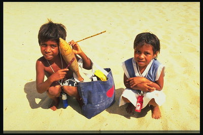 صبيان مع معدات الصيد