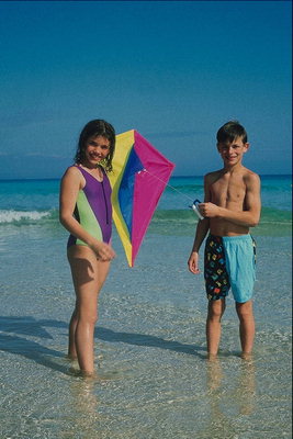 Gutt og jente starte kite