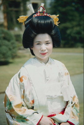 Mulher de vestido japonês nacional