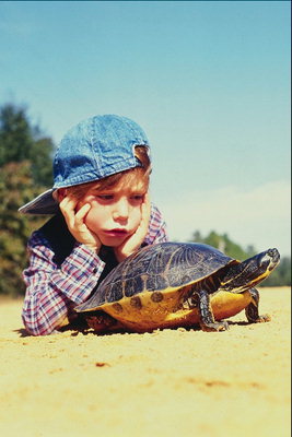 청바지에 한 소년이 모자 거북이 모니터