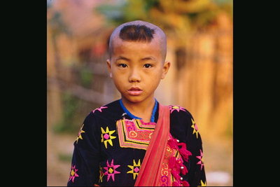 The boy trong quốc gia costume