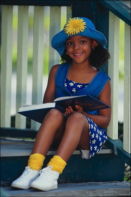 Një vajzë lexuar një libër