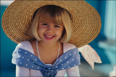 Una chica en un gran sombrero de paja
