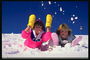 子供たちは雪の中で遊ぶ