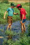Twee jongens lopen over het water