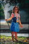 Девочка держит шланг с водой