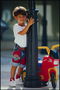 Ένα μικρό αγόρι με ένα ποδήλατο κοντά σε πυλώνες
