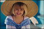Ένα κορίτσι σε ένα μεγάλο ψάθινο καπέλο