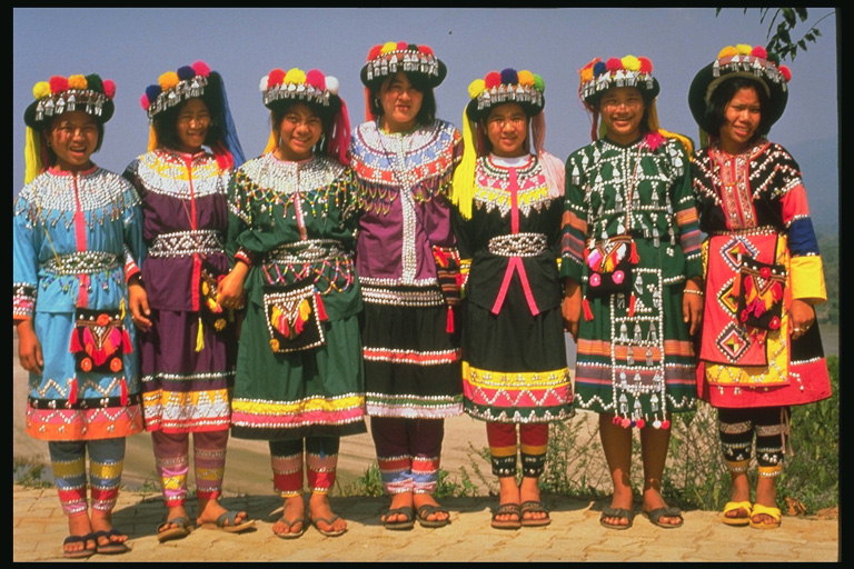 Деца у народним костим