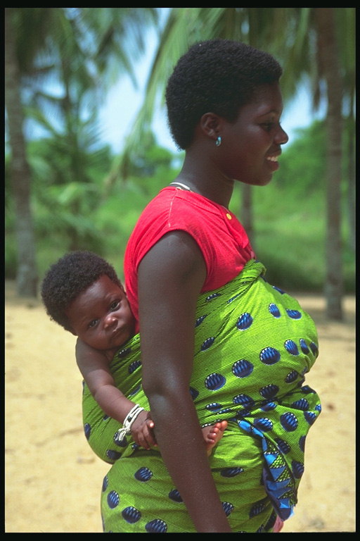 أمي السوداء مع طفل
