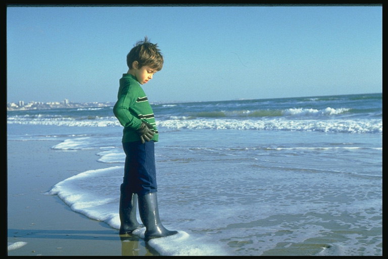 الصبي على الشاطئ