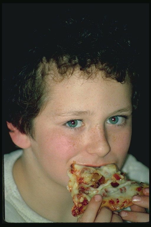 Jongen eet pizza