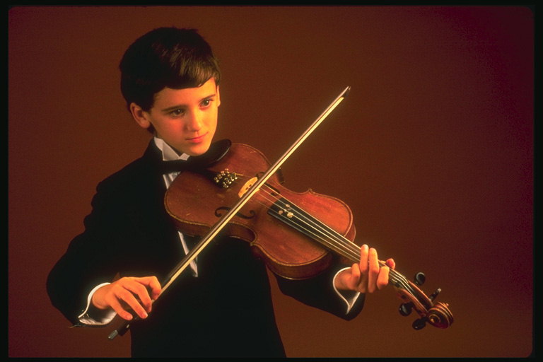 Pojken spelar violin
