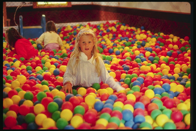 Vajza e shumëngjyrësh balls