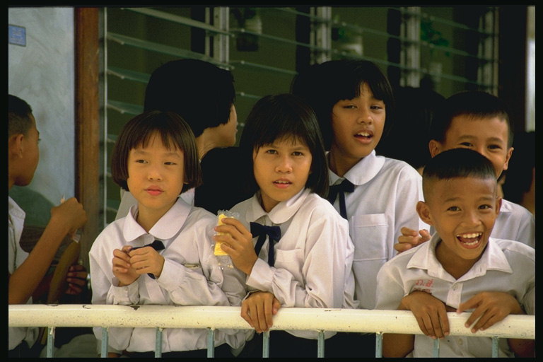 Grupo de nenos en idade escolar