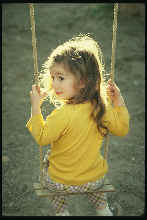 A menina no swing