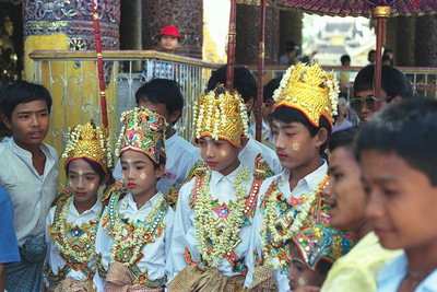 Fëmijët të kryer një ceremoni