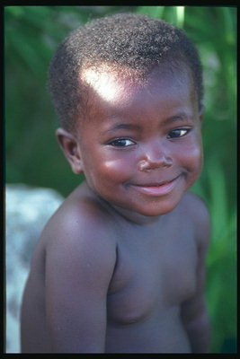 Uma criança negra sorrindo