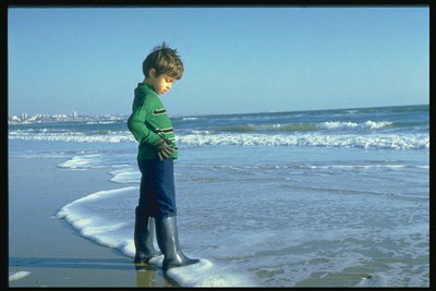 Djali në plazhin