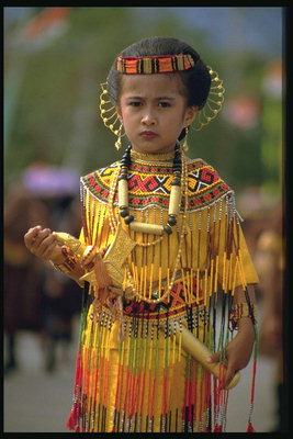 Vajza kombëtare në veshje tradicionale