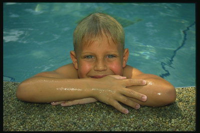 Boy in piscina