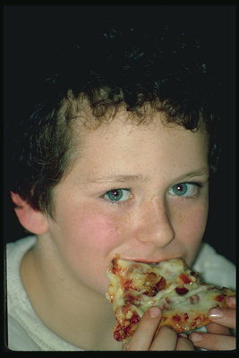 Boy mange pizza
