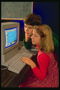 Der Junge mit dem Mädchen neben einem Computer