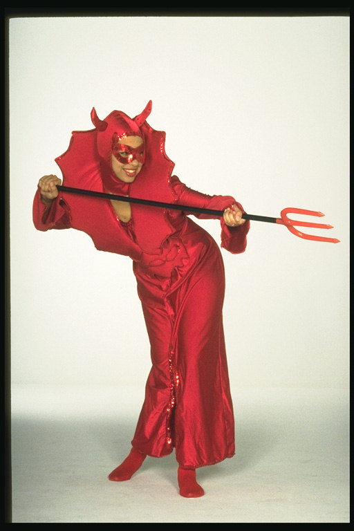 Şeytan. El ve bir dirgen ile kırmızı bir takım elbise içinde bir kadın