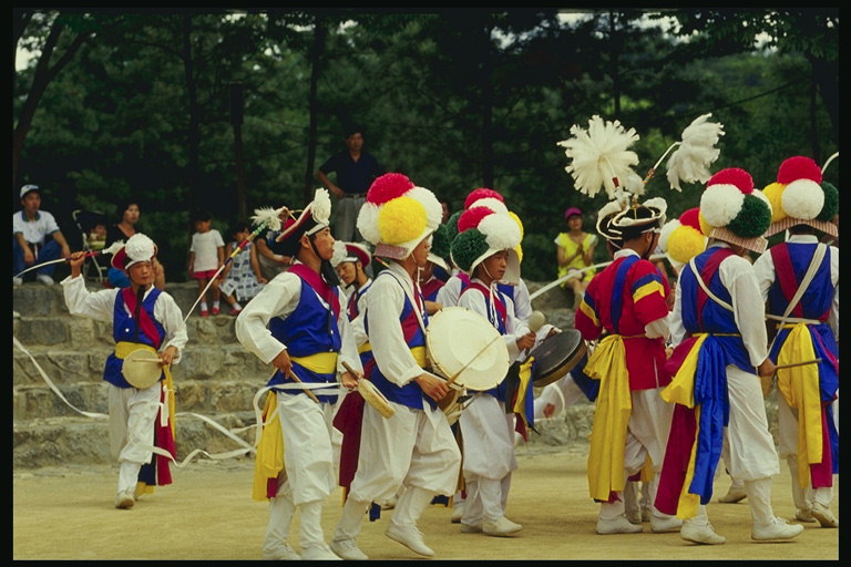 Carnaval. Los músicos vestidos con trajes folklóricos