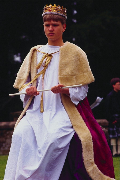 Il giovane uomo in un vestito del re