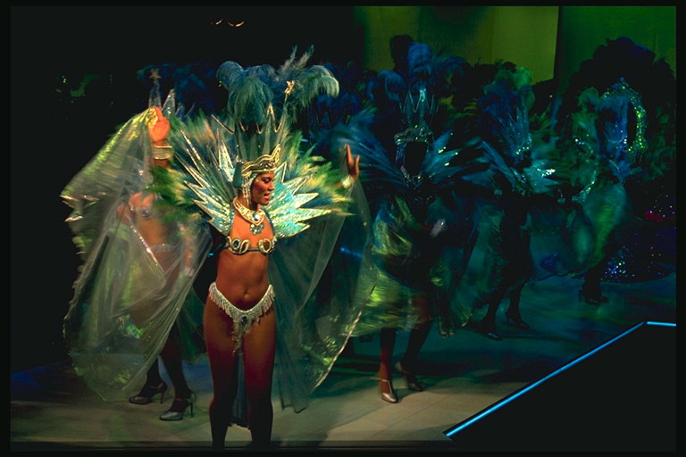 Carnival predstavitev. Punce v venec perje in dežni plašč