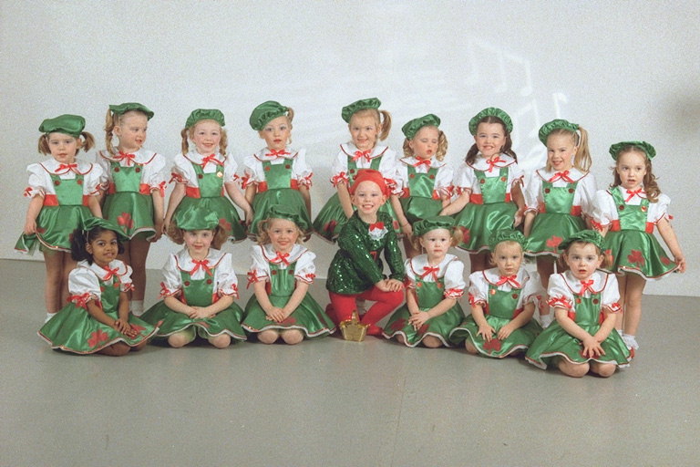 Little dekleta v zeleno in belo bluzo obleke
