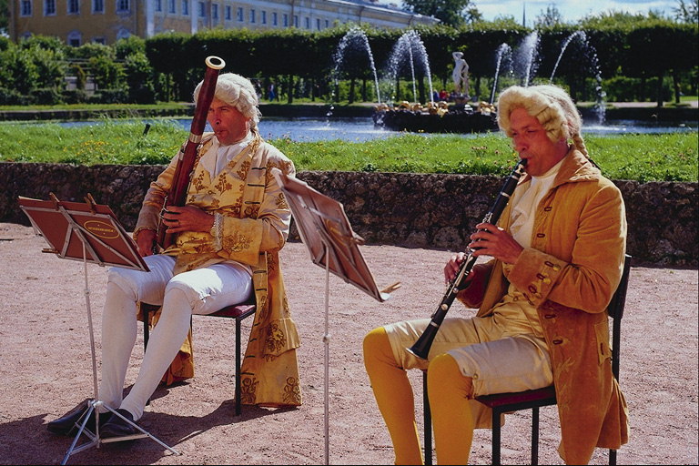 Muzikantë në veshje tradicionale pranë shatërvan