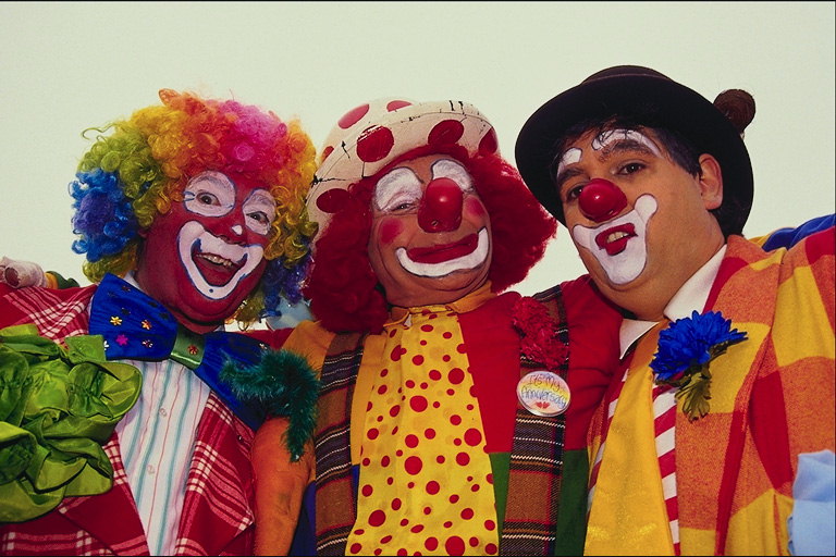 Renkli, parlak kostümleri de Clowns