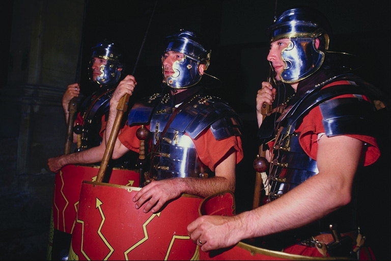 Garotos em trajes de soldados romanos com escudo