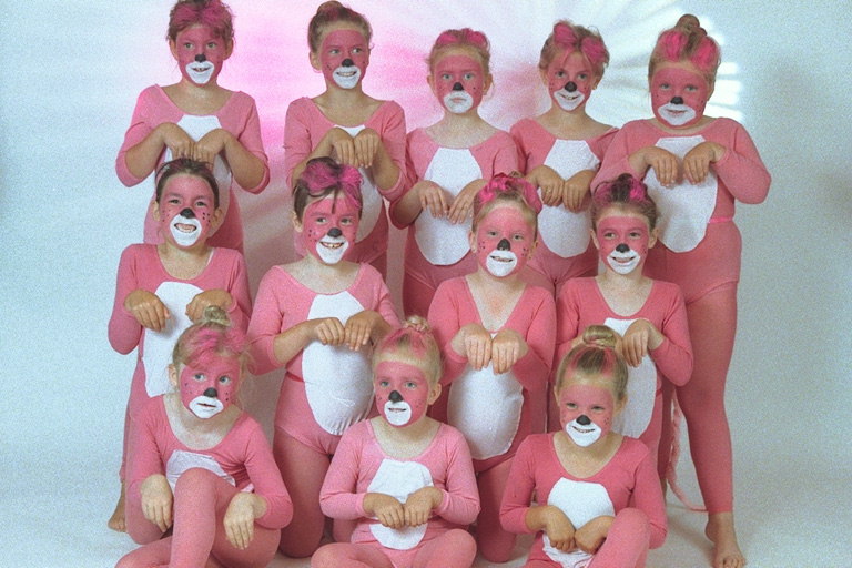 Дівчатка в рожевих костюмах ведмежата
