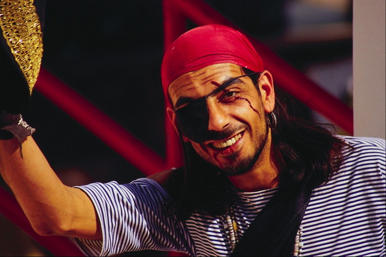 Man-pirāts ar sarkanu lakats