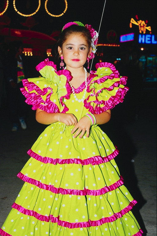 A girl in a dress dawl tal-piżelli ħodor