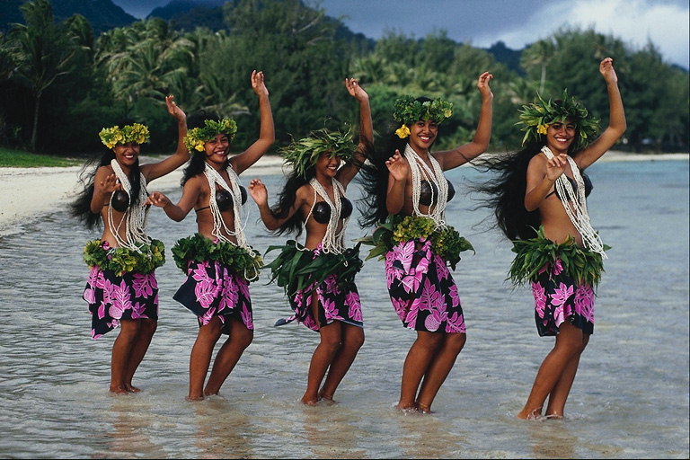 Danza sulla spiaggia in costume hawaiano