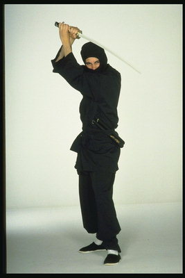 Молодой человек в костюме самурая