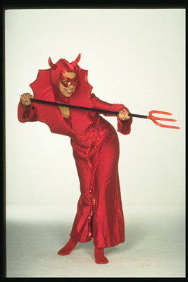 השטן. אישה עם חליפה אדומה עם מלגזה ב בידי