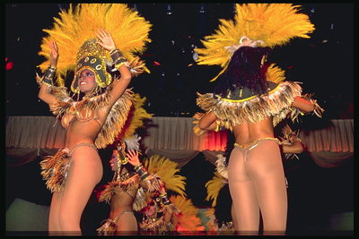 Carnival. Flickor i bad kostymer och hattar med fjädrar