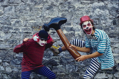 两个小丑用锤子