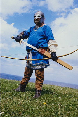 Một quân nhân với bow và sword