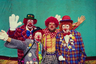 Clowns in hellen Kostümen